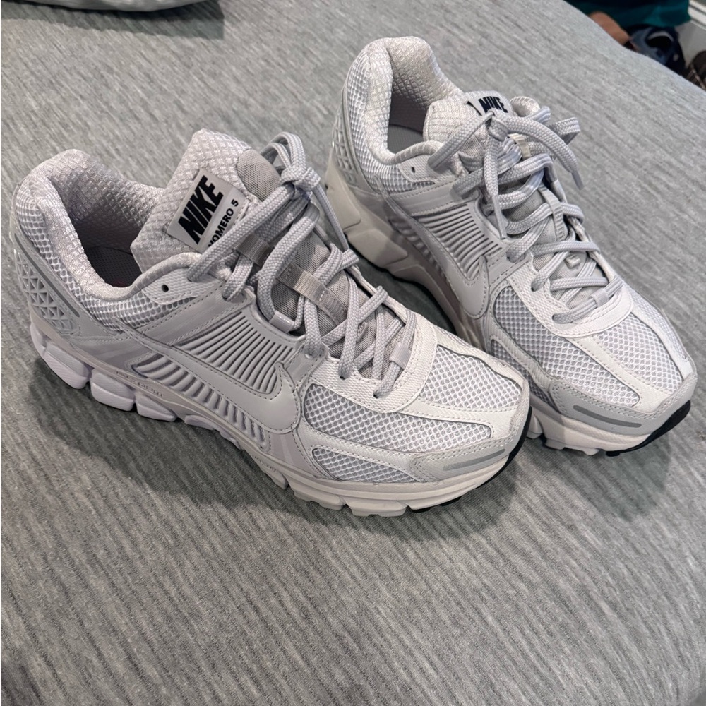 New W/O tags Nike vomero 5 all white